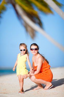 Anne ve kızı bir plajda