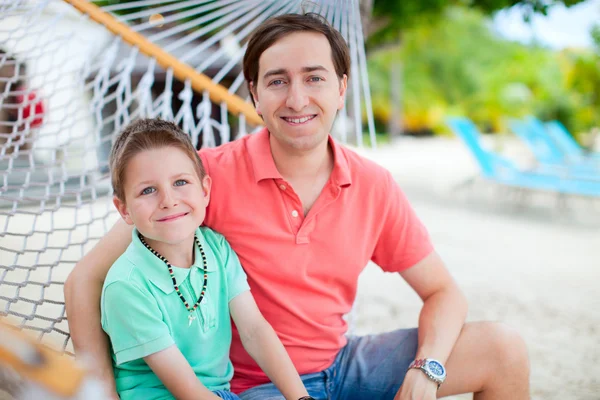 Far och son på hängmatta — Stockfoto