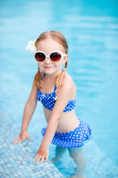 Κοριτσάκι στην πισίνα — Φωτογραφία Αρχείου