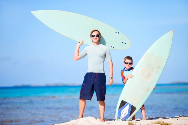 Батько і син з дошками для серфінгу — стокове фото