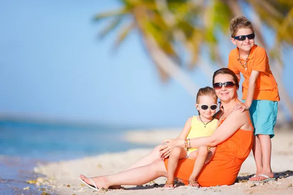 Hermosa familia en una playa — Foto de Stock