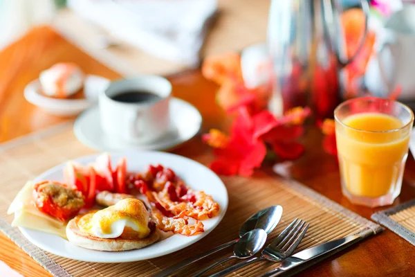 Leckere Eier zum Frühstück serviert — Stockfoto