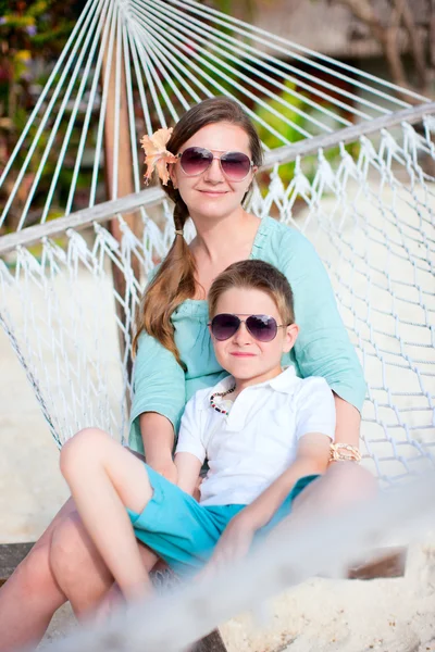 Mor och son på semester — Stockfoto