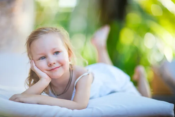 Чарівна маленька дівчинка на відкритому повітрі — стокове фото
