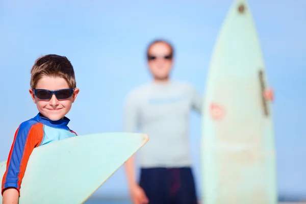Vater und Sohn mit Surfbrettern — Stockfoto