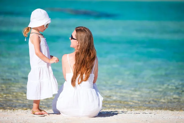Mor och dotter på tropiska semester — Stockfoto