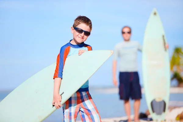 Ojciec i syn z deski surfingowe — Zdjęcie stockowe