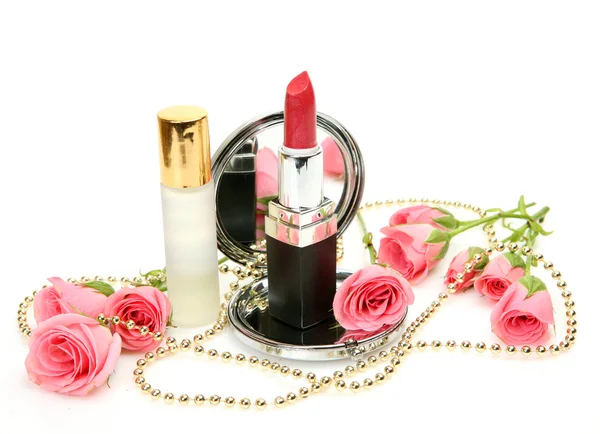 Roze rozen en lippenstift — Stockfoto