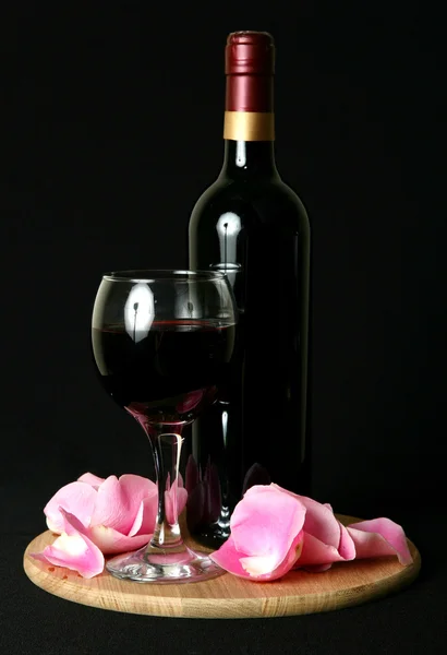 Вино і пелюстки — стокове фото
