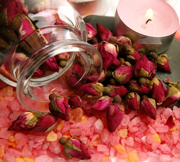 Poupata růží a svíčky — Stock fotografie