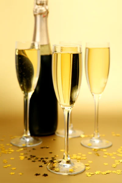 Šampaňské a konfety — Stock fotografie