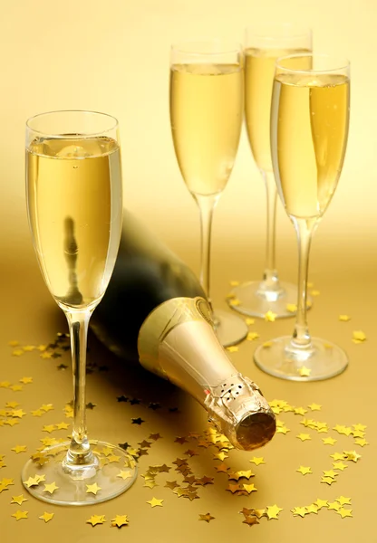 Champagner und Konfetti — Stockfoto