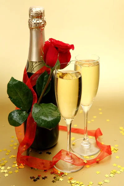 Шампанское и роза — стоковое фото