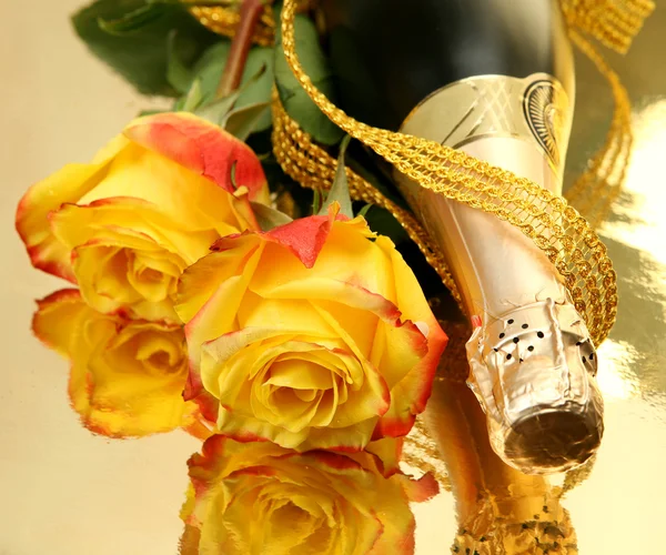 Champagner und gelbe Rosen — Stockfoto