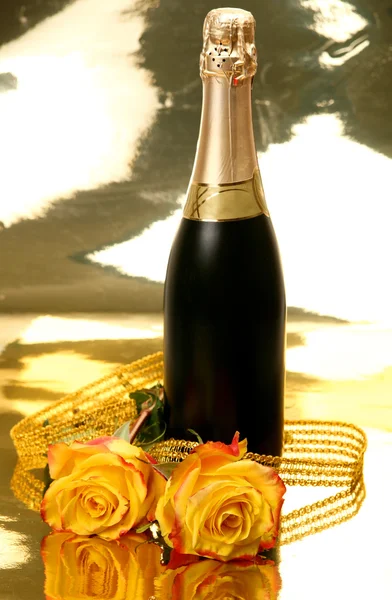 シャンパンと黄色のバラ — ストック写真