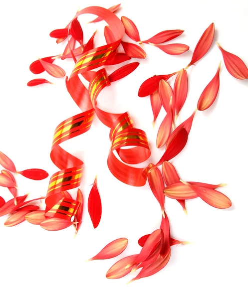 Luftschlange und Blütenblätter — Stockfoto