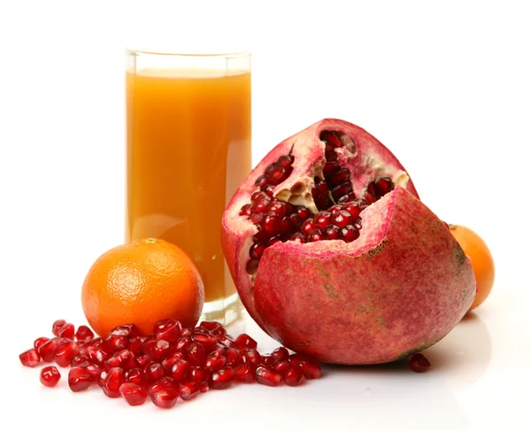 Спелые фрукты и сок — стоковое фото