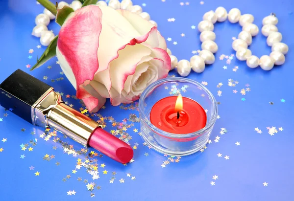 Cosmetici decorativi e rosa — Foto Stock
