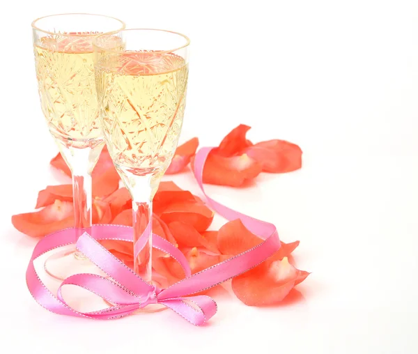 Вино и лепестки роз — стоковое фото