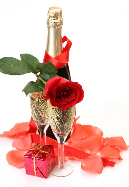 Vino e petali di rose — Foto Stock