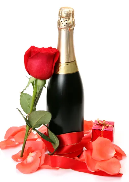 Vino y pétalos de rosas — Foto de Stock