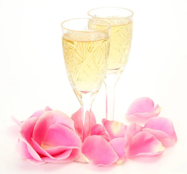 Vino e petali di rose — Foto Stock