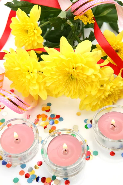 Прекрасные цветы и свечи — стоковое фото