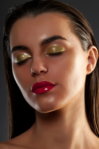 Retrato de cerca de una hermosa morena con maquillaje de glamour —  Fotos de Stock