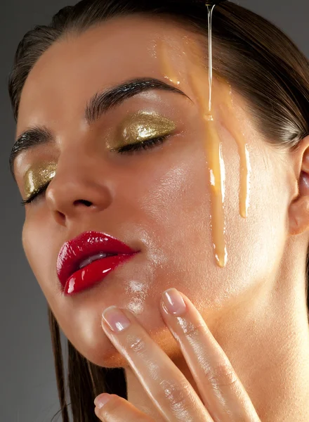 Beauty treatment with olive oil — Stock Photo, Image