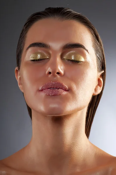 Close-up portrait of beautiful brunette with glamor make-up — Stock Photo, Image