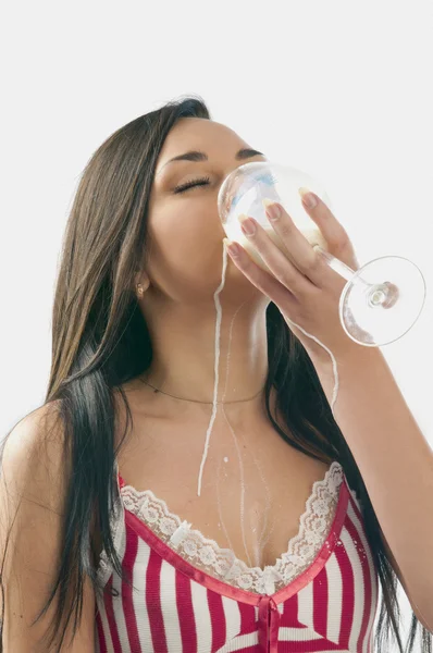 Chica atractiva verter leche — Foto de Stock
