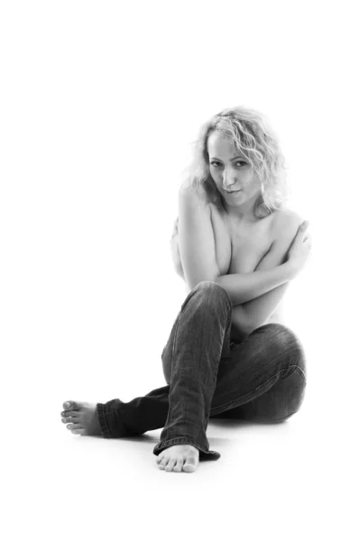 Młoda blond kobieta topless, ubrany w dżinsy — Zdjęcie stockowe