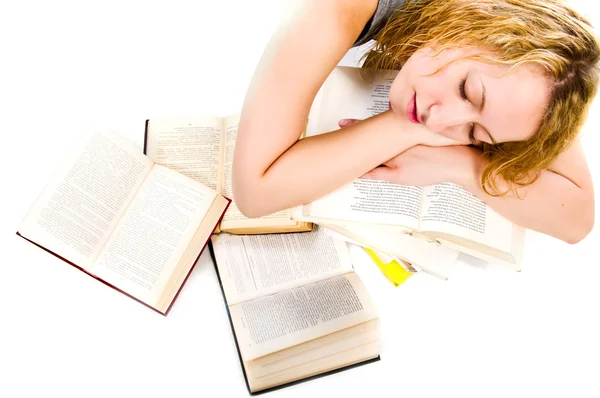 Mujer joven durmiendo en la pila de libros — Foto de Stock