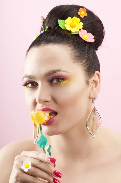 Porträtt av en flicka med lollipop — Stockfoto