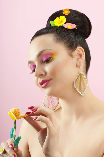 Porträtt av en flicka med lollipop — Stockfoto