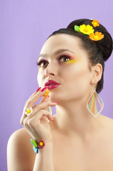 Närbild porträtt av vacker brunett med glamour make-up — Stockfoto