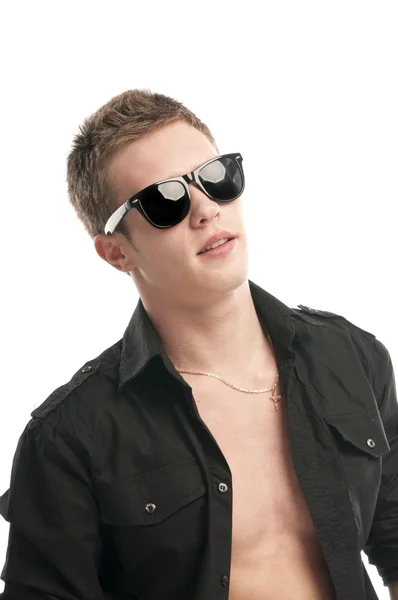 Schöner junger Mann mit Sonnenbrille — Stockfoto