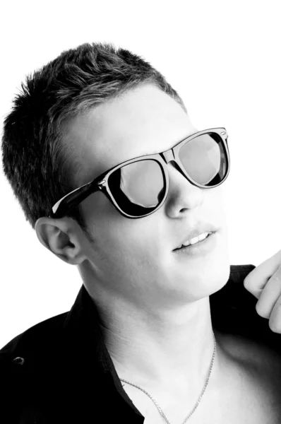 Красивий молодий чоловік в сонцезахисному окулярі — стокове фото