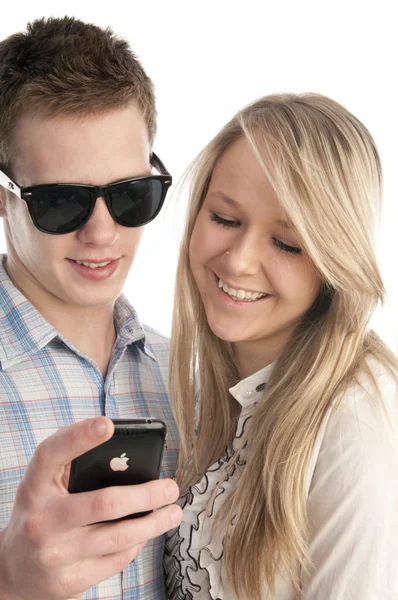 Ευτυχισμένο ζευγάρι με κινητό τηλέφωνο — Φωτογραφία Αρχείου