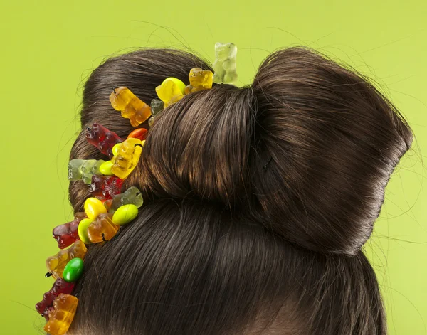 Краса зачіски з кольоровими цукерками — стокове фото