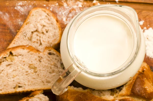 Bread and milk — Stock Photo, Image