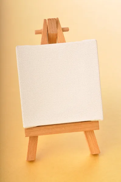 Tavola d'arte bianca, cavalletto in legno — Foto Stock
