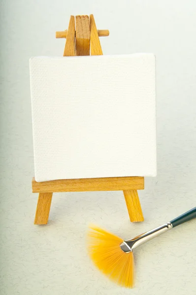 Tablero de arte en blanco, caballete de madera —  Fotos de Stock
