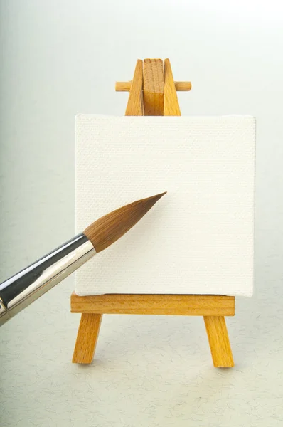 Placa de arte em branco, cavalete de madeira — Fotografia de Stock