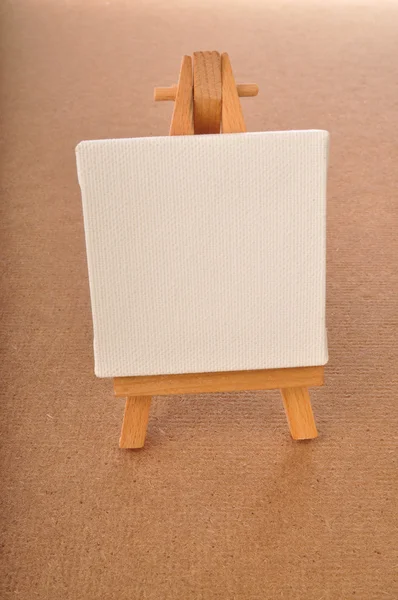 Tablero de arte en blanco, caballete de madera — Foto de Stock