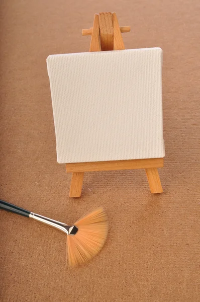 空白美術ボード、木製イーゼル — ストック写真