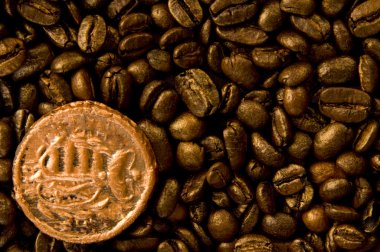 kahve çekirdekleri ve madalyon