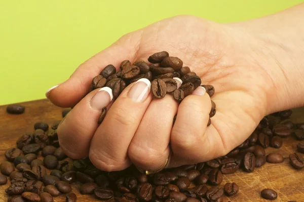 Granos de café en la mano —  Fotos de Stock