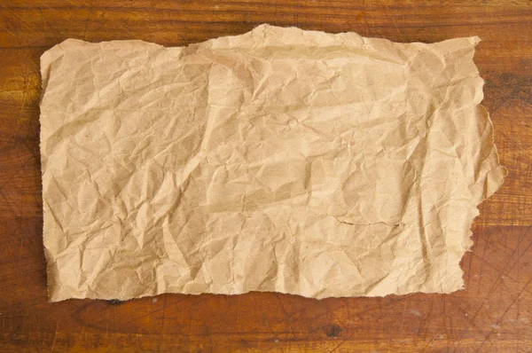 Παλιό χαρτί σε φόντο ξύλου. — Φωτογραφία Αρχείου