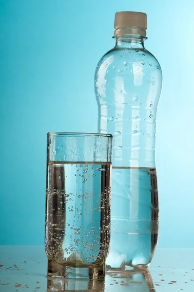 瓶子和杯子里的水 — 图库照片